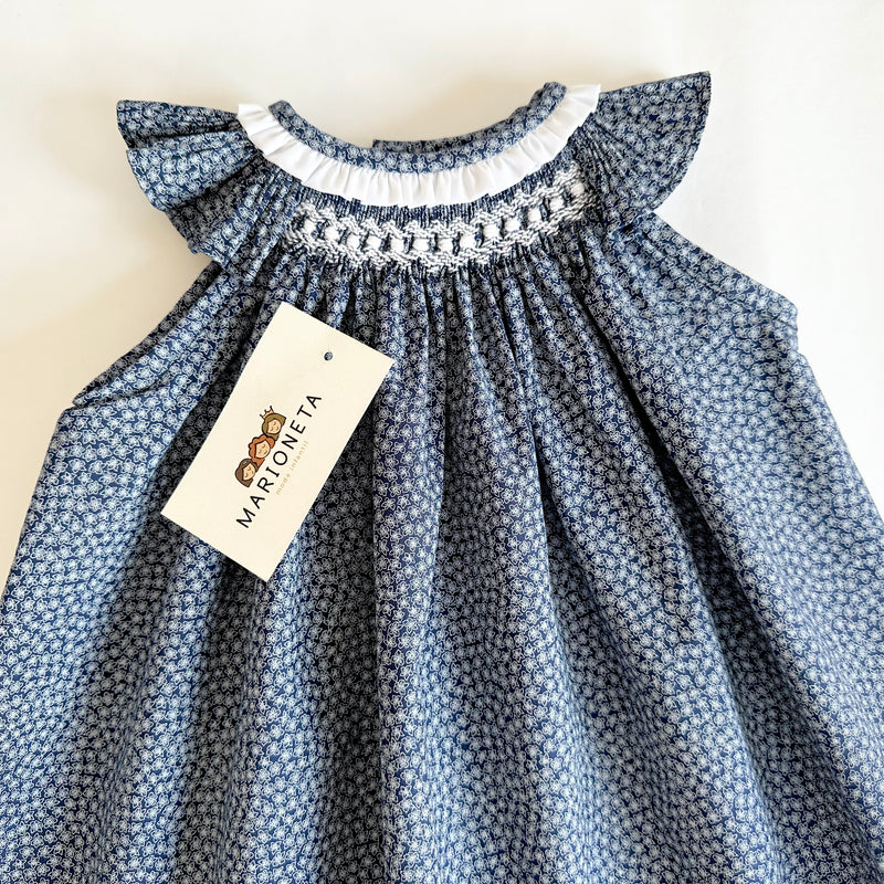 Vestido bordado jesucito hecho a mano color marino con detalle en cuello y bordado blanco con estampado de florcitas para niña.