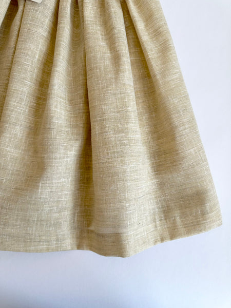 Vestido bordado hecho a mano jesucito color beige con bordado rosita para niña.