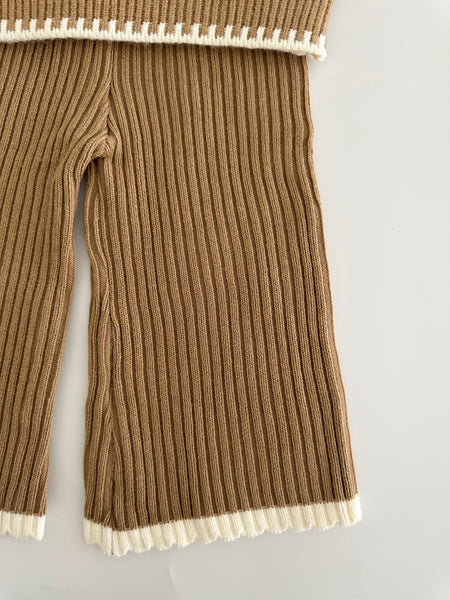 Conjunto dos piezas sueter miel con adorno de moños y pantalon tejido para niña.