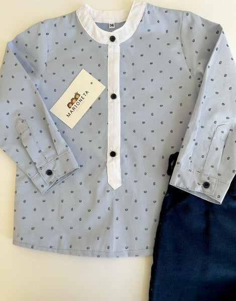 Conjunto dos pizas camisa de manga larga azul estampada  con hojitas marino y vivos blancos con short marino para niño |