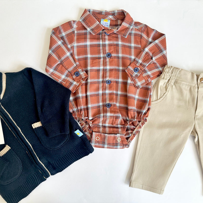 Conjunto tres piezas sueter marino pañalero cafe a cuadros y pantalon caqui para bebe niño