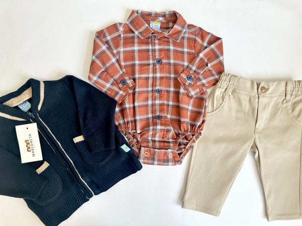 Conjunto tres piezas sueter marino pañalero cafe a cuadros y pantalon caqui para bebe niño