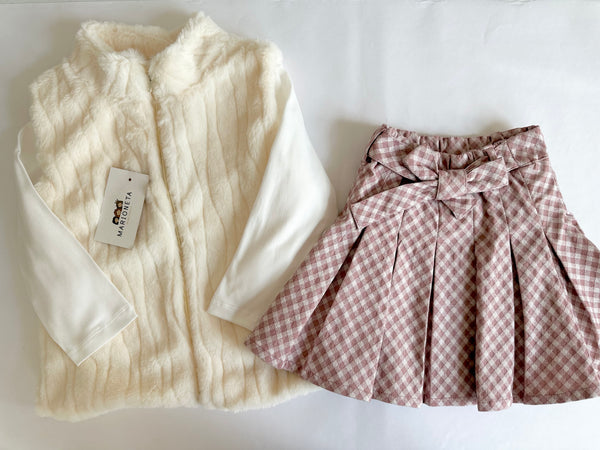 Conjunto tres piezas falda con detalle de moño al frente, chaleco ivory y playera estampada para niña Mexicano