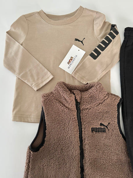 Conjunto tres piezas chaleco cafe pantalonera negra y playera cafe claro para niño.