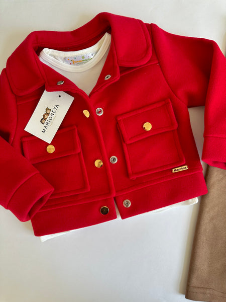 Conjunto tres piezas saco rojo, playera ivory estampada y pantalon caqui para niña |