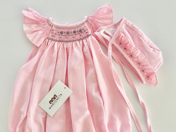 Pañalero y gorra bordado a mano color rosita con bordado color gris para bebe niña.