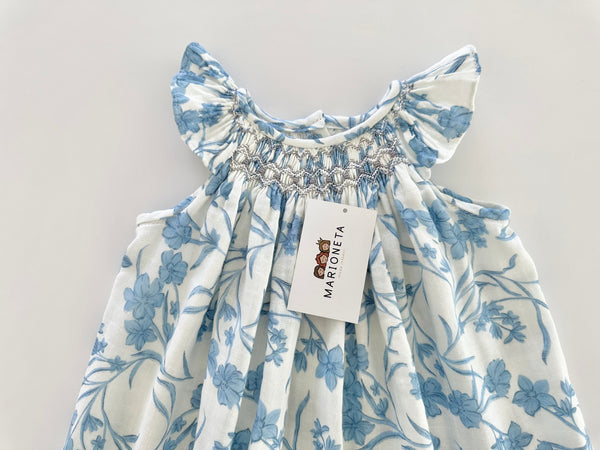 Vestido jesucito bordado hecho a mano estampado de flores azules para niña .