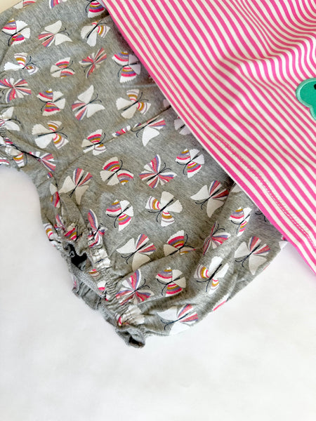 Conjunto dos piezas blusa rosa a rayas con estampado de mariposa y short gris estampado para bebe niña.