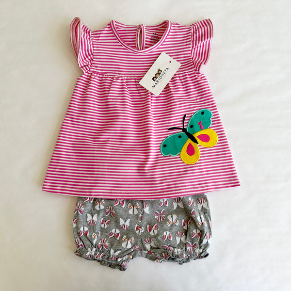 Conjunto dos piezas blusa rosa a rayas con estampado de mariposa y short gris estampado para bebe niña.