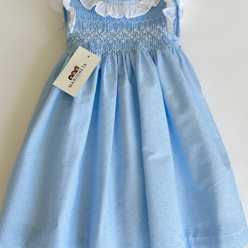 Vestido bordado hecho a mano color azul con detalle de olan color blanco en el cuello y mangas para niña | CARPI