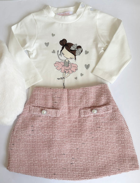 Conjunto tres piezas playera ivory estampada falda rosa y saco de peluche ivory con adorno de corazon para niña.