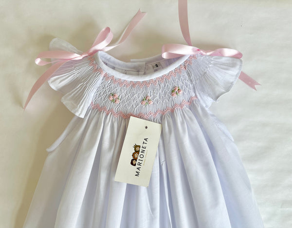 Vestido jesucito hecho a mano color blanco con bordado en tono de rosa para niña | CARPI