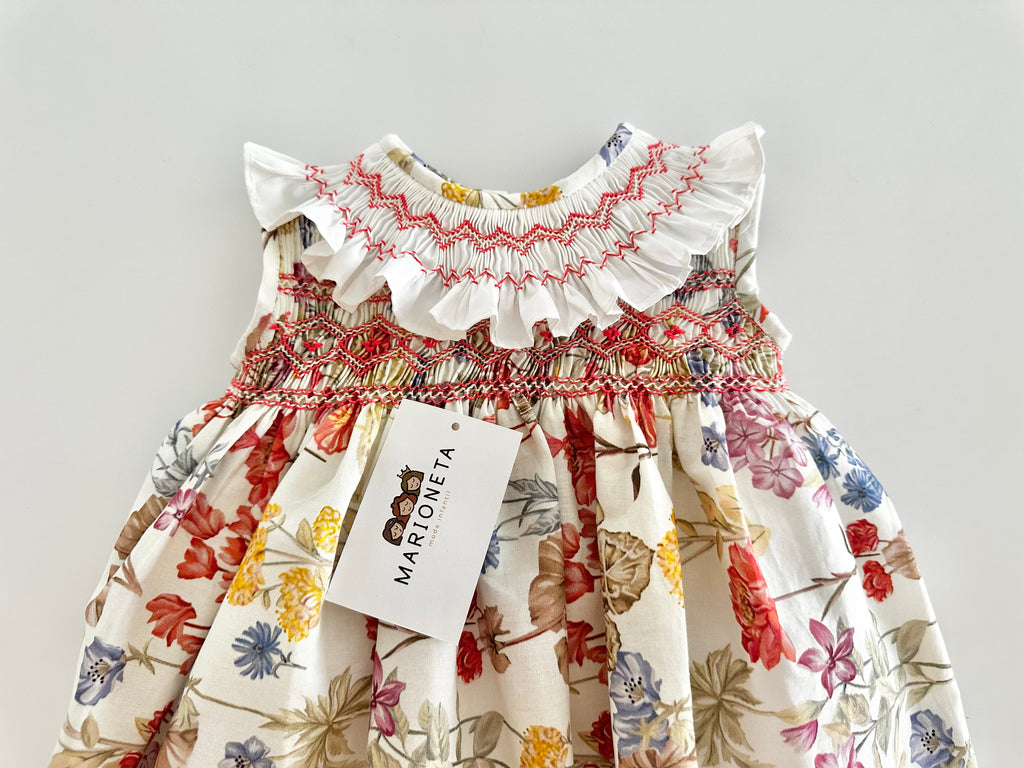 Vestido bordado hecho a mano floreado con cuello ivory para niña .
