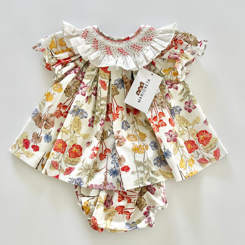 Vestido y braguita bordado hecho a mano floreado con cuello ivory para bebe niña|