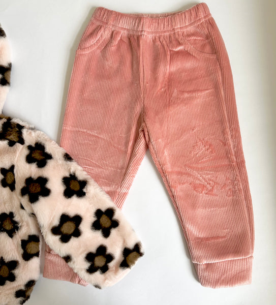 Conjunto dos piezas pantalon pana, chamarra de peluche con estampada de corazones rosa para bebe niña Mexicano