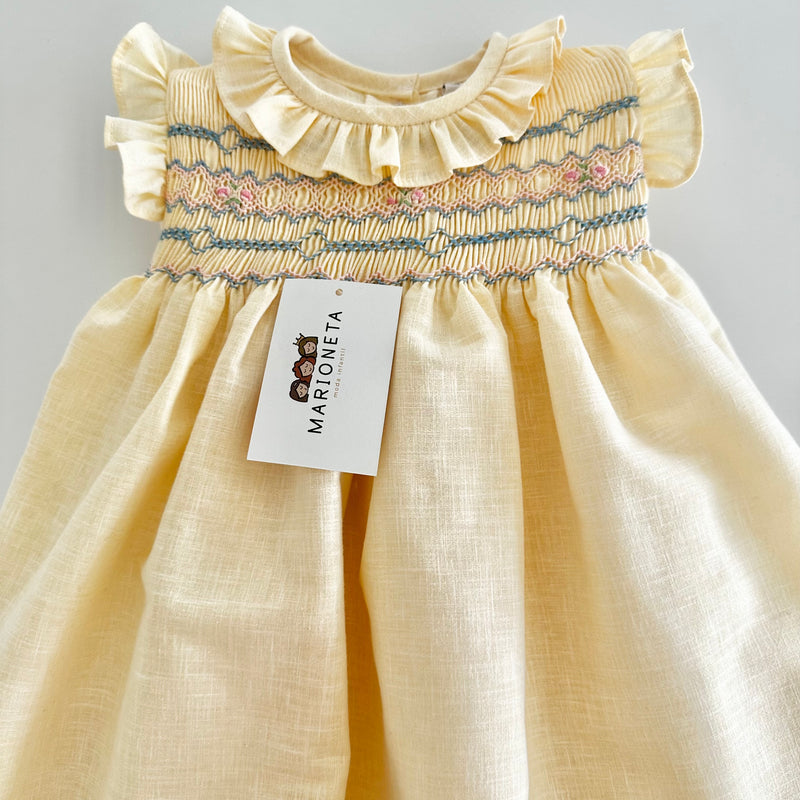 Vestido bordado hecho a mano color amarillo bajito con bordado azul y rosa para niña.