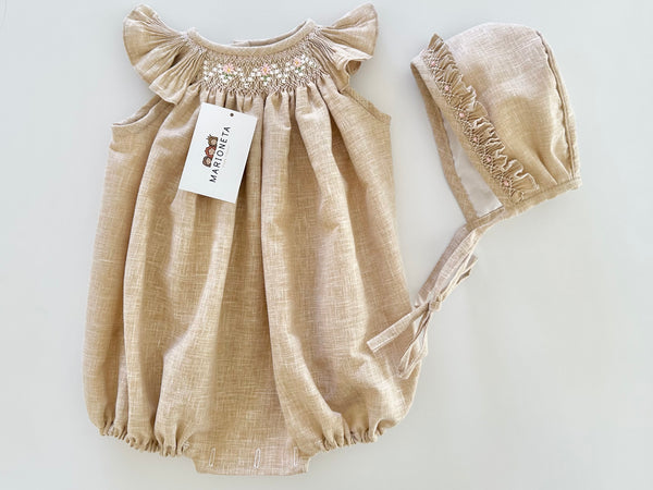 Pañalero y gorra bordado hecho a mano color beige para bebe niña.