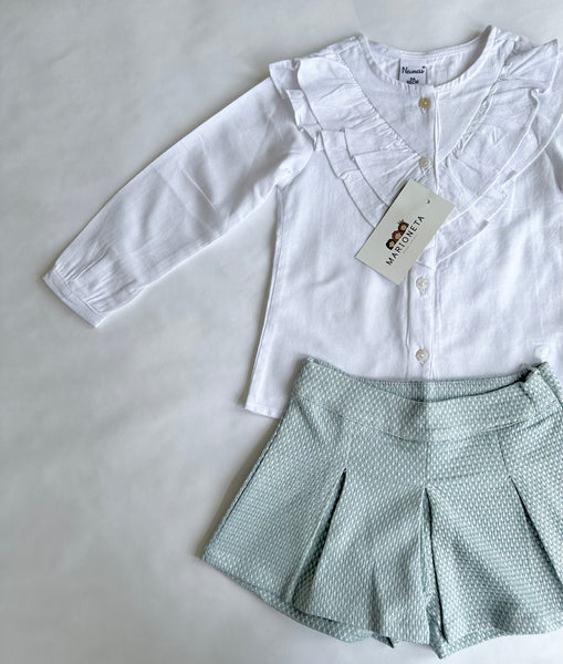 Conjunto dos piezas para niña short azul y blusa blanca de marca Newness