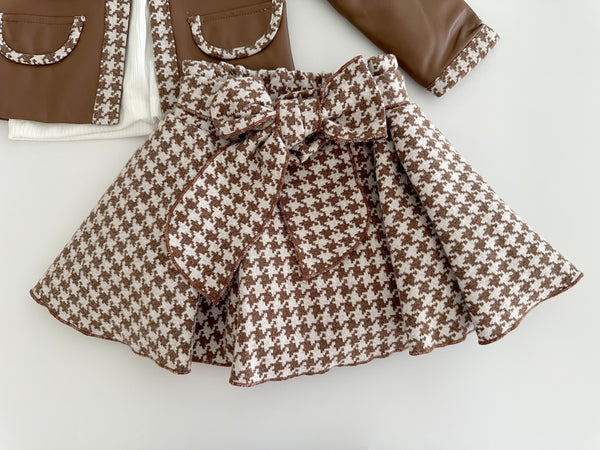 Conjunto tres piezas saco cafe con falda de olanes y playera ivory para niña.