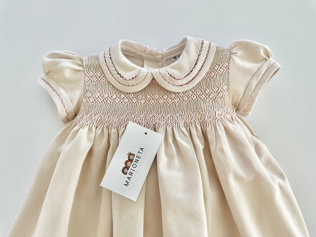 Vestido bordado hecho a mano color beige con bordado color rosa para niña.