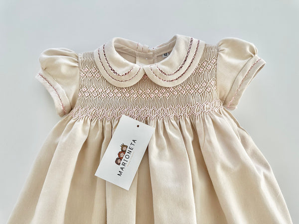 Vestido bordado hecho a mano color beige con bordado color rosa para niña.