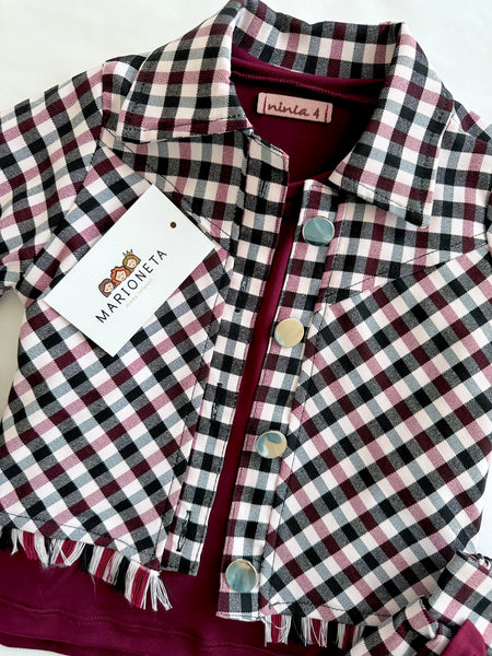 Conjunto tres piezas falda y chaqueta estampada de cuadros y playera color tinto para niña. Mexicana|