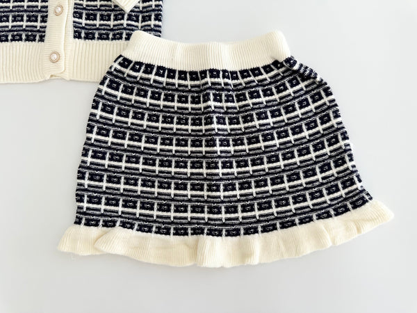 Conjunto dos piezas tejido sueter marino con ivory y falda con detalle de olan para niña.