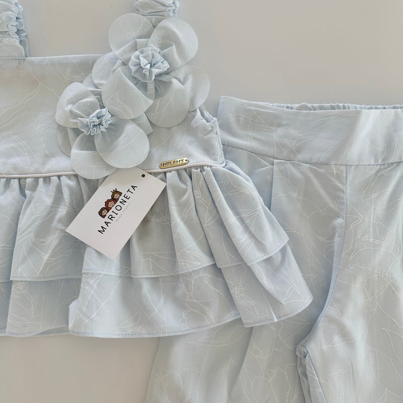 Conjunto dos piezas blusa con adorno de flores y pantlon azul para niña.