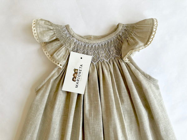 VESTIDO BORDADO HECHO A MANO JESUCITO DE LINO COLOR BEIGE PARA NIÑA | CARPI