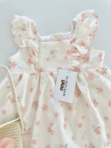 Vestido estampado de florecitas color rositas con olanes y  bolsa para niña .