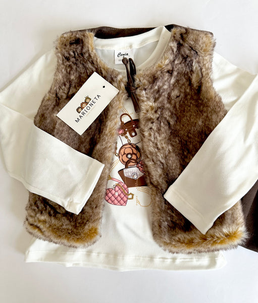 Conjunto tres piezas falda de tablones cafe chaleco de pelo y blusa ivory con estampado |