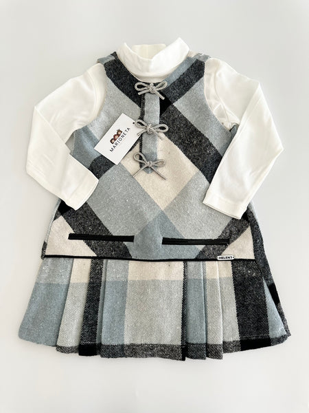 Jumper de cuadros color azul con detalle de moños y playera ivory para niña.