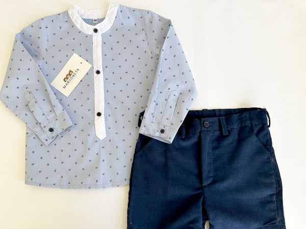 Conjunto dos pizas camisa de manga larga azul estampada  con hojitas marino y vivos blancos con short marino para niño |