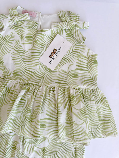 Conjunto dos piezas pantalón y blusa estampada color verde para niña .