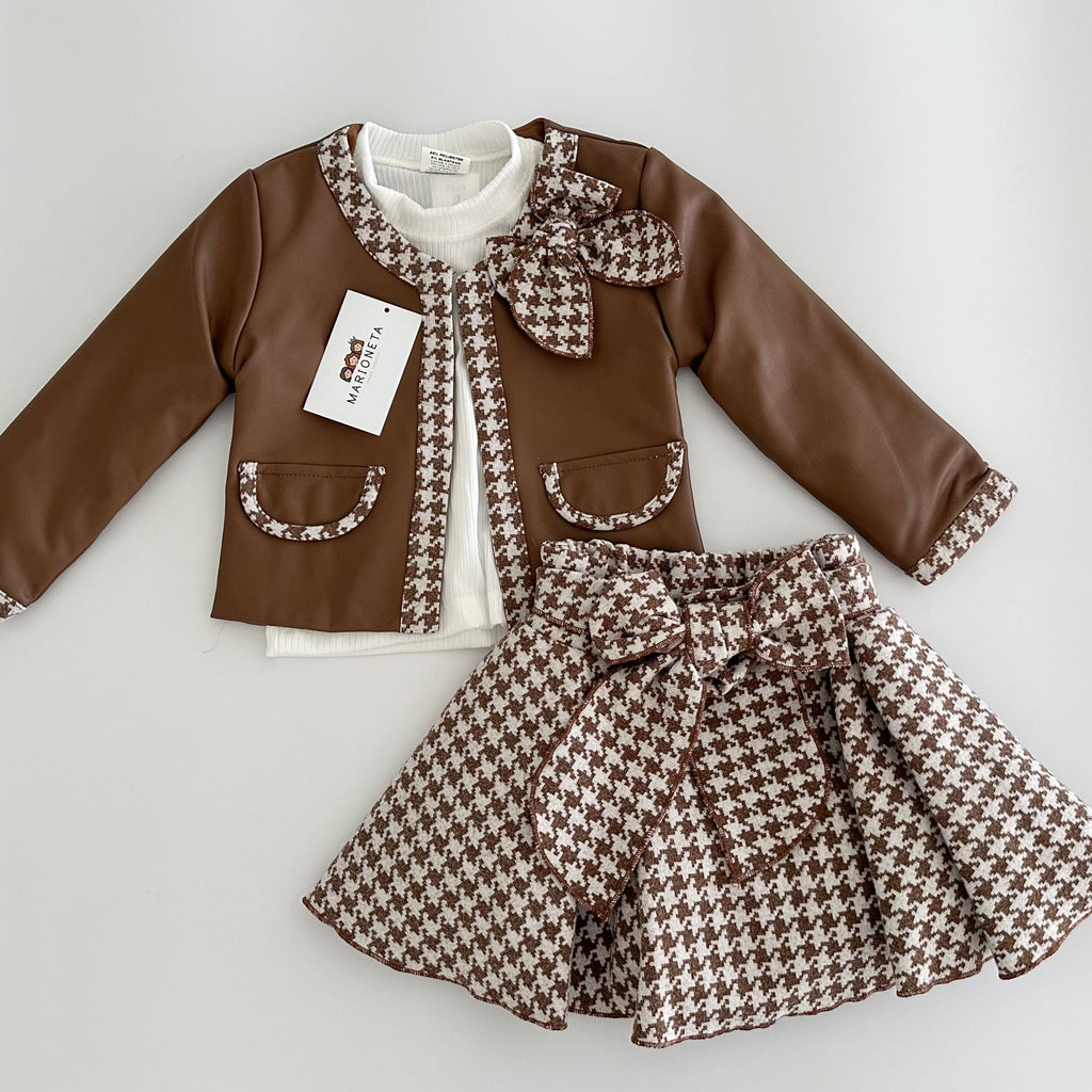 Conjunto tres piezas saco cafe con falda de olanes y playera ivory para niña.