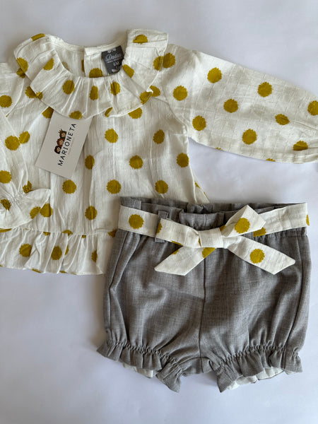 Conjunto de dos piezas short gris claro con bluda hueso con topos mostaza para bebe niña  -  Dadati