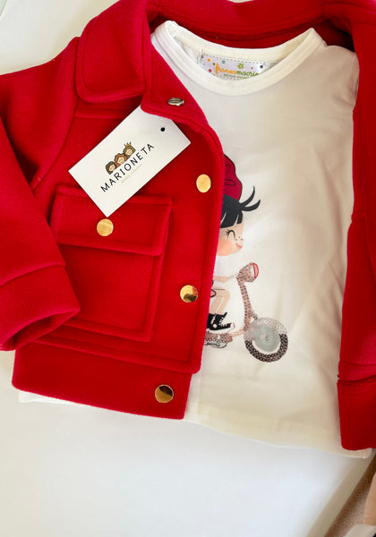 Conjunto tres piezas saco rojo, playera ivory estampada y pantalon caqui para niña |