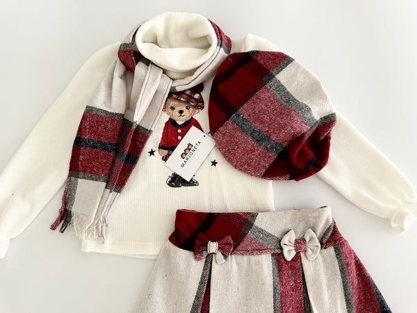 Conjunto cuatro piezas falda, gorra y bufanda a cuadros con playera estampada de oso para niña.