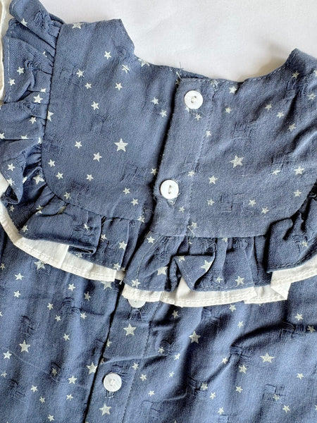 Vestido azul con estampado de estrellas con volante al frente para bebe niña | Dadati