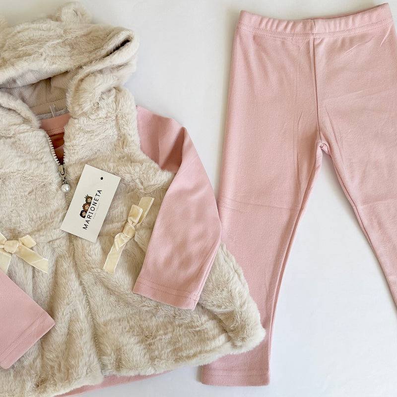 Conjunto tres piezas chaleco de peluche beige, playera y pantalon color rosa para niña|