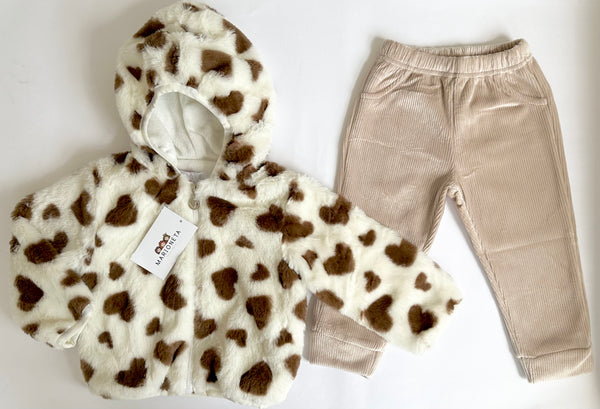 Conjunto dos piezas pantalon pana, chamarra de peluche con estampada de corazones café para bebe niña Mexicano