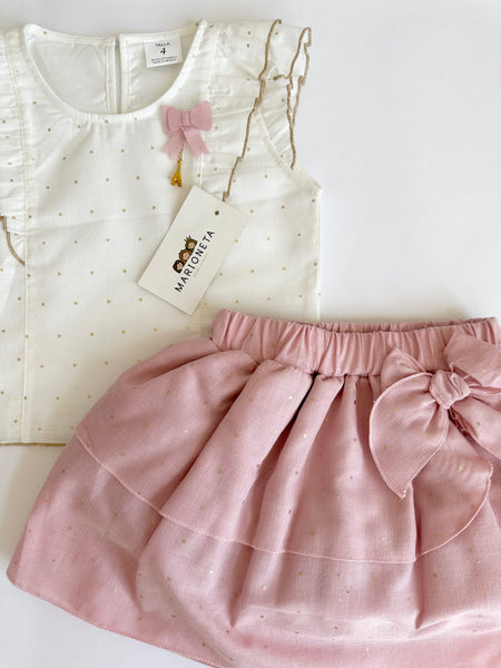 Conjunto dos piezas blusa blanca con olanes y puntitos dorados y falda de olanes con puntitos palo de rosa para niña.