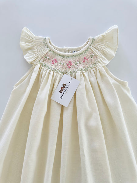 Vestido bordado hecho a mano jesucito color ivory con bordado rosa con verde para niña |