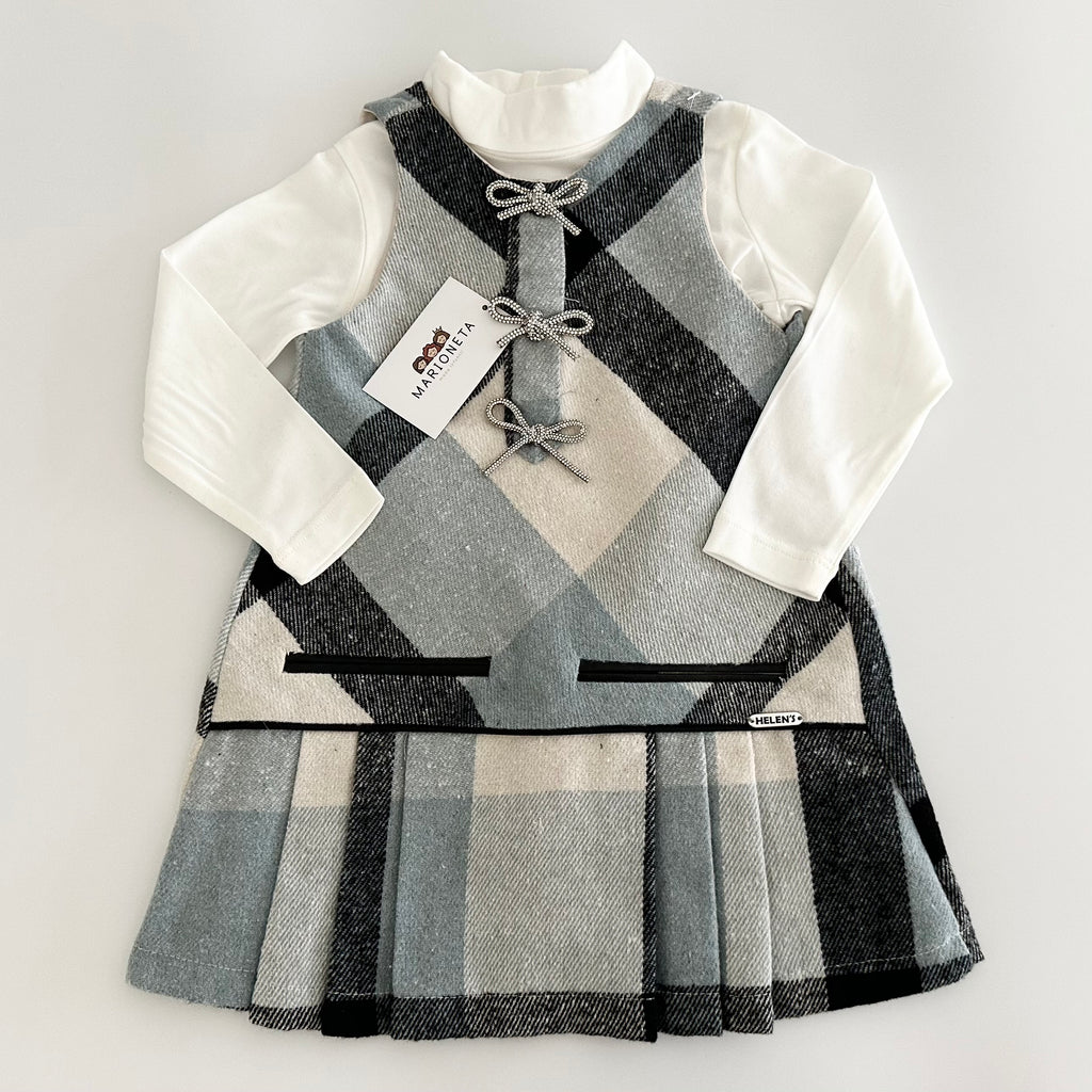 Jumper de cuadros color azul con detalle de moños y playera ivory para niña.