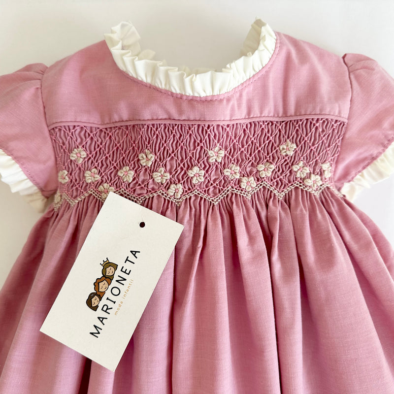 Vestido bordado hecho a mano color rosa con bordado y vivos en beige para niña |