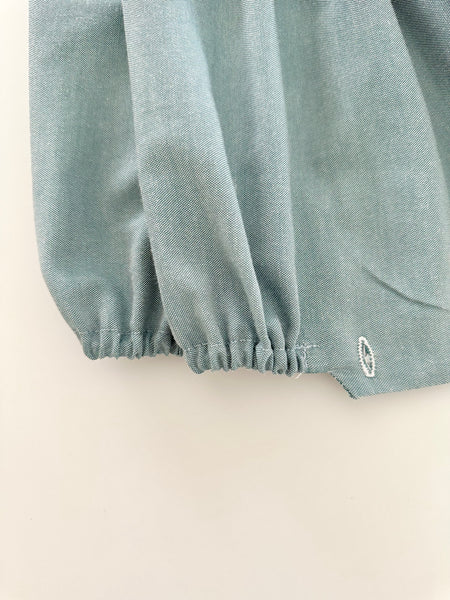 Pañalero y gorra bordado hecho a mano color azul verde con bordado blanco para bebe niña.