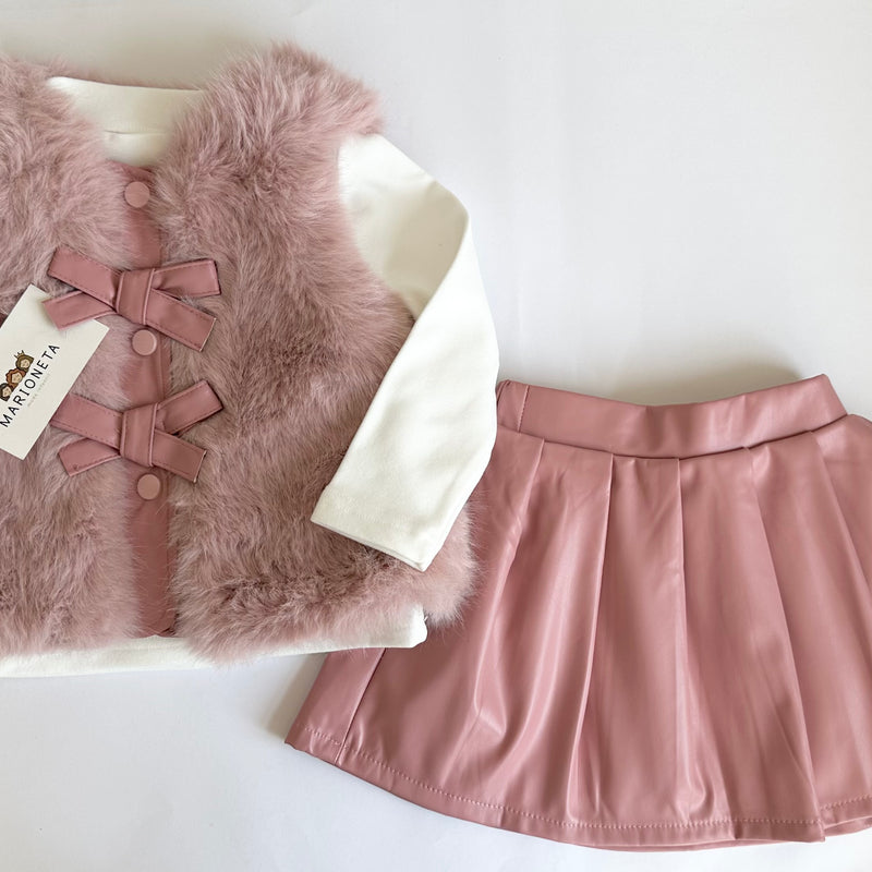 Conjunto tres piezas chaleco de peluche rosita con detalles de moño al frente blusa ivory y falda rosita en plastipiel.