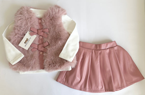 Conjunto tres piezas chaleco de peluche rosita con detalles de moño al frente blusa ivory y falda rosita en plastipiel.