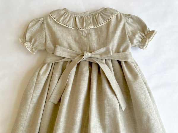 Vestido bordado hecho a mano lino color beige para niña | MARCA CARPI