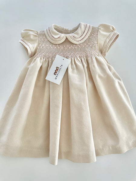 Vestido bordado hecho a mano color beige con bordado color rosa para niña.